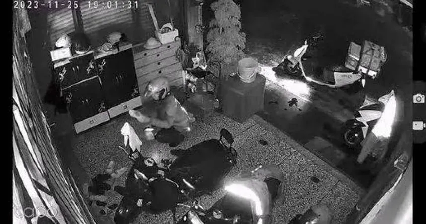 外送員突蹲地1動作！「超噁怪僻」嚇壞她　網傻眼：提神一下醒個腦