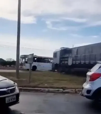 巴西女搭公車慘困平交道！下秒遭撞「噴飛窗外摔軌」　火車輾過「屍體斷兩半」