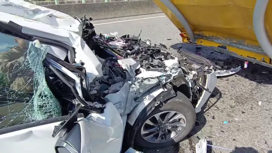 又是輔駕出事！苗縣銅鑼轎車「擠進」緩撞車屁股　男頭部撕裂傷