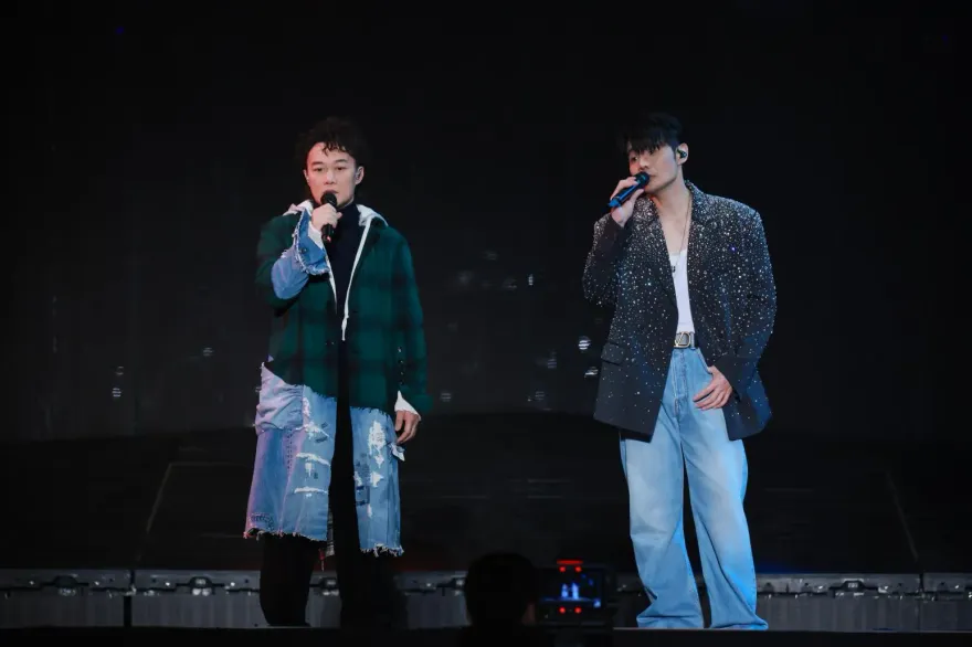 陳奕迅驚喜現身！李榮浩高調告白「感動壞了」…5萬粉絲嗨喊：賺到翻