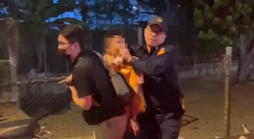 台中失控男曾被強制送醫　深夜又與宮廟遶境人員爆全武行　警直接摀嘴帶離