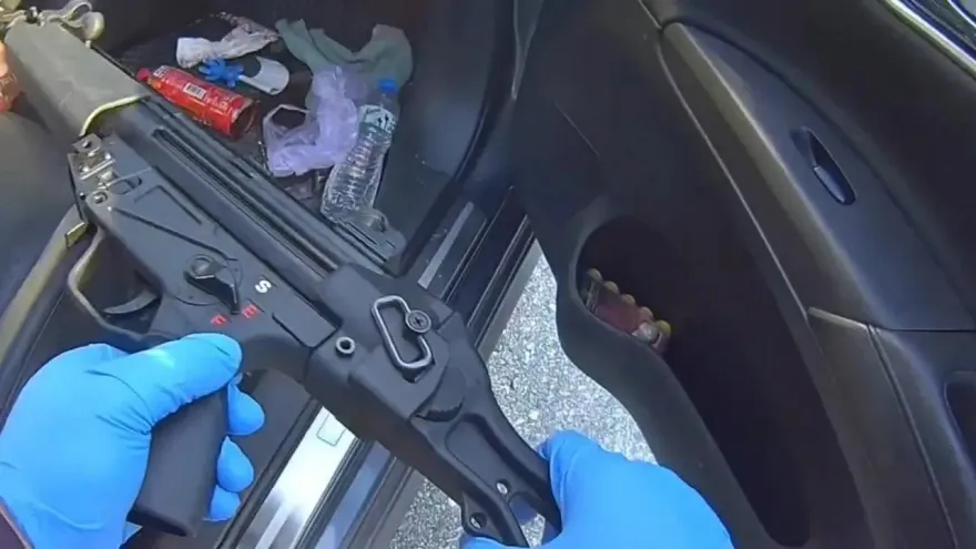 通緝犯上班時間躲追捕竟猛踩油門衝車陣！動彈不得遭逮還被起出衝鋒槍