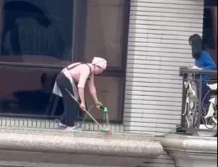 影/體力活也不用把命拚吧！桃園驚見清潔工沒護具20樓外牆打掃　市府：將裁罰