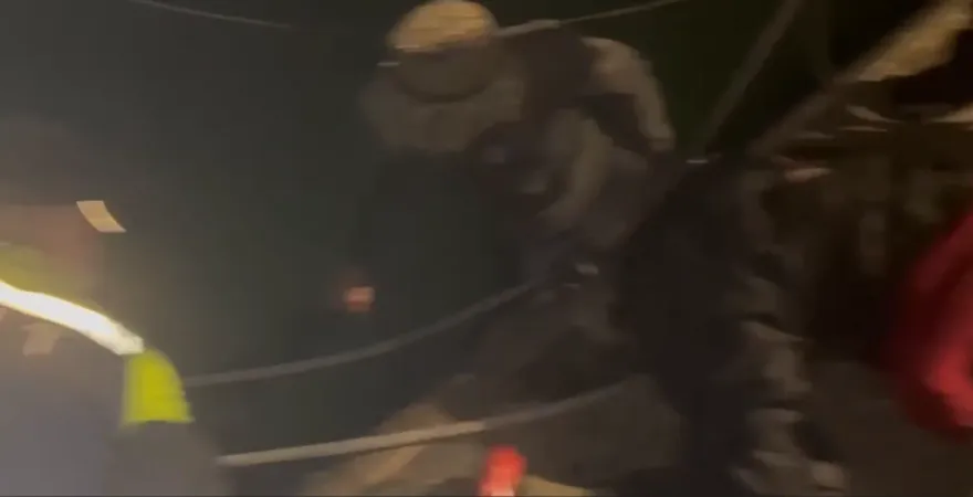 影/正濱漁港酒醉尿尿！男下秒噗通落水　友人看到也跳下去