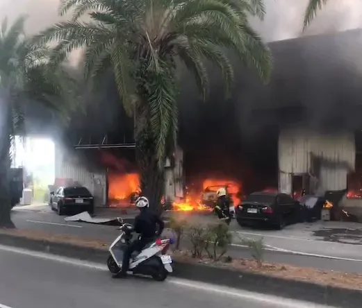 影/高雄仁武汽車保養廠失火！恐怖黑煙狂竄　鐵皮屋內整排火燒車