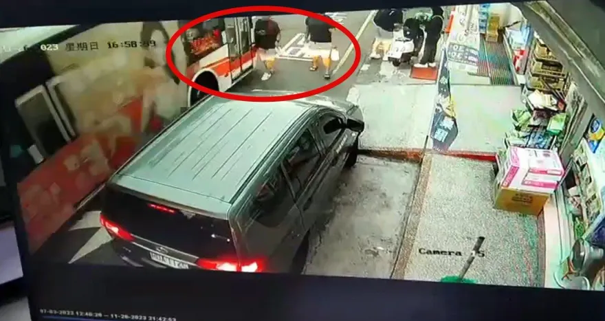 走路遭公車擦撞！他上網討拍卻被打臉　網一面倒：活該