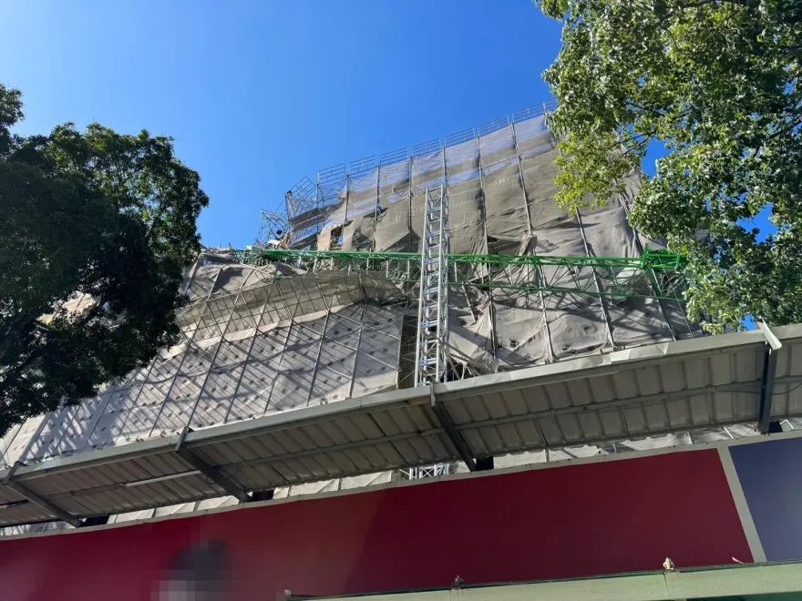 快訊/林口吊車吊臂掉落砸毀公車亭　駕駛眼角撕裂送醫