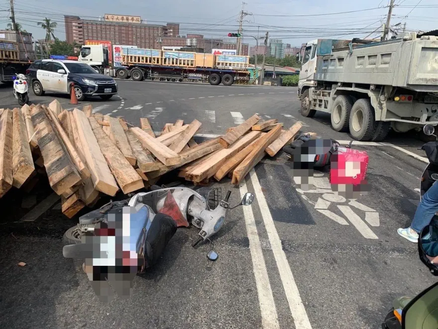 影/高雄拖板車「綁繩斷裂」木材驚悚噴飛　壓倒3機車1人送醫