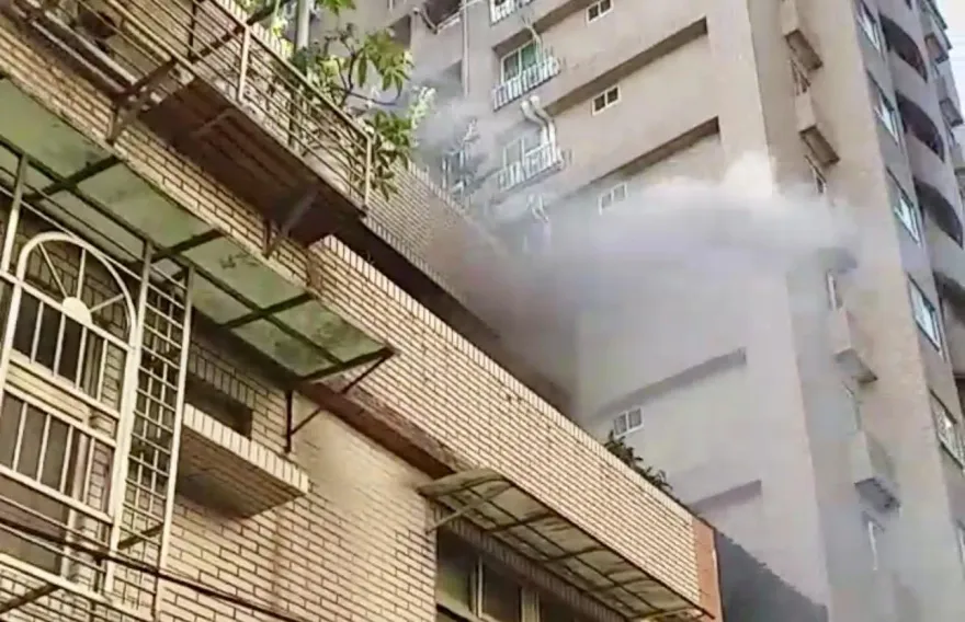 影/新北土城透天厝神明廳起火　1人受困陽台平安救出