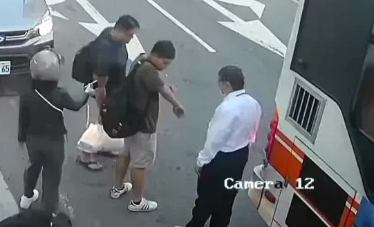 影/台中男滑手機逆向走被公車撞　PO文討拍遭酸「運將才是受害者」