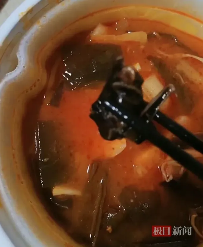 噁！女童吃麻辣燙發現「黑色異物」以為是海帶　媽細看竟是「蝙蝠」嚇傻