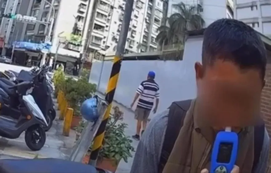 影/北市男騎機車上人行道被攔　無照又喝「保力達」酒駕遭逮