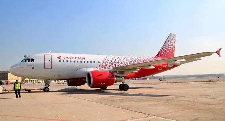 影/2男女酒醉！飛機上忘情脫褲　空姐怒喊「把槍收回去」