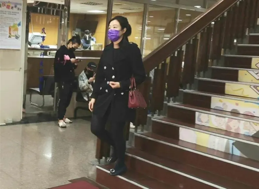 影/「華爾街女神」鐵鎚襲姑奪產遭訴　家屬爆早有「殺人計畫」：小姑男友被嚇死