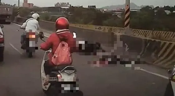 快訊/新北土城死亡車禍！女騎士遭砂石車捲入車底爆頭慘亡