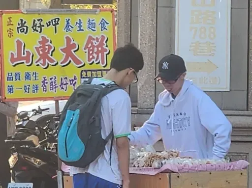 鄧佳華擺攤賣「山東大餅」！1天賺800　嗨喊：終於不用吃泡麵