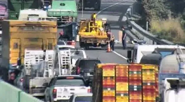 快訊/國3關廟段小貨車翻覆！物品散落外車道　後方大回堵