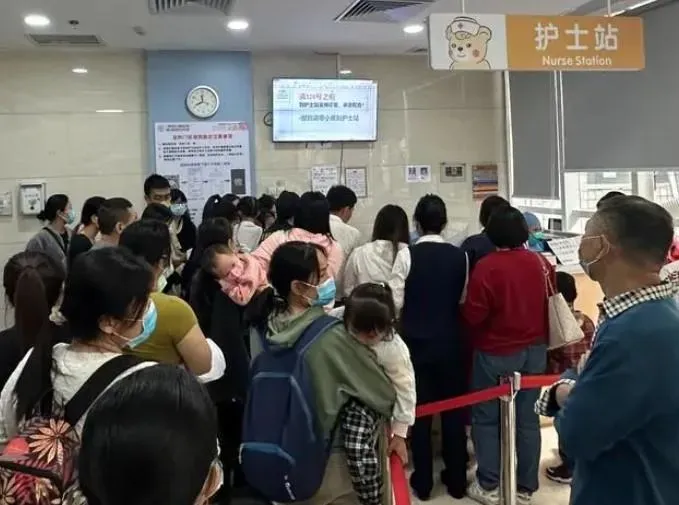 呼吸道疾病感染高峰！上海兒科被擠爆　家長訴：花4小時才見到醫生