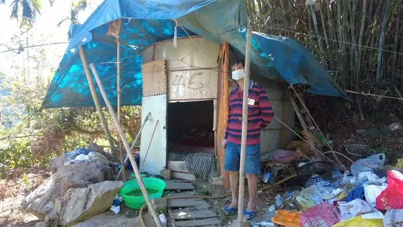 影/兒植物人、弟罹癌！老闆散盡家產「蝸居廢水塔」　屋頂僅1片帆布