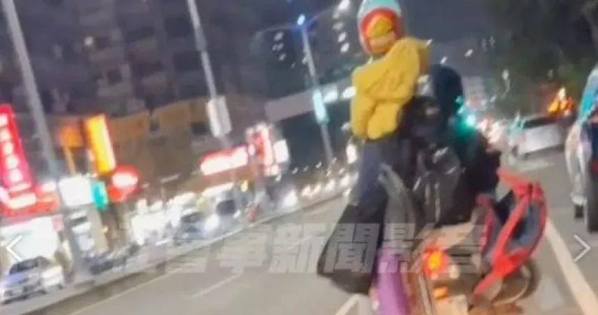 高雄驚悚「人體樂高」！騎車三貼小孩「站著」　後座鐵架掛滿雜物