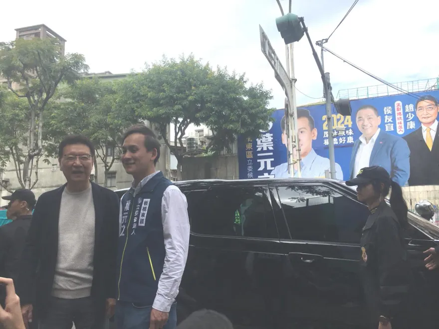 驗收葉元之手繪競選看板　趙少康：「這個」可以再多一點