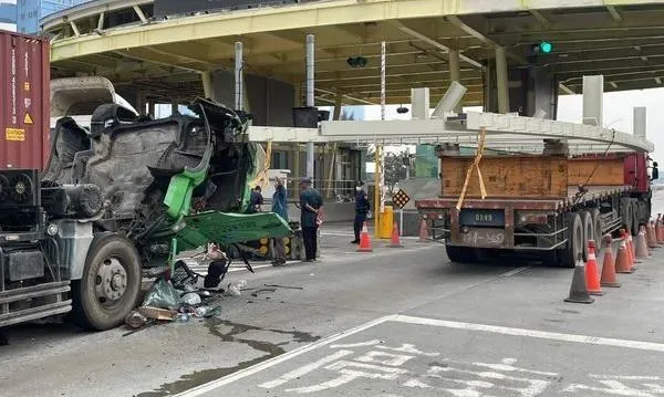影/高雄港貨櫃車「車頭被扯倒」碎爛！「親上」前方拖板車　駕駛傷勢曝