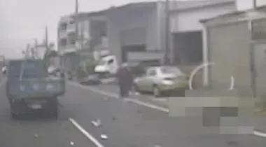 快訊/嘉義六腳鄉死亡車禍！機車、小貨車碰撞「碎片炸滿地」騎士不治