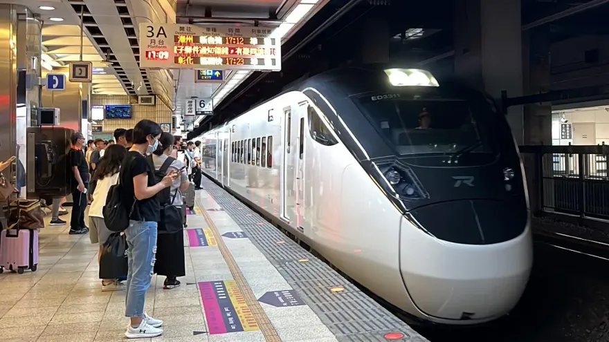 坐火車行李被移！他怒公審阿伯「構成竊盜罪」　網轟：放椅子好意思說？