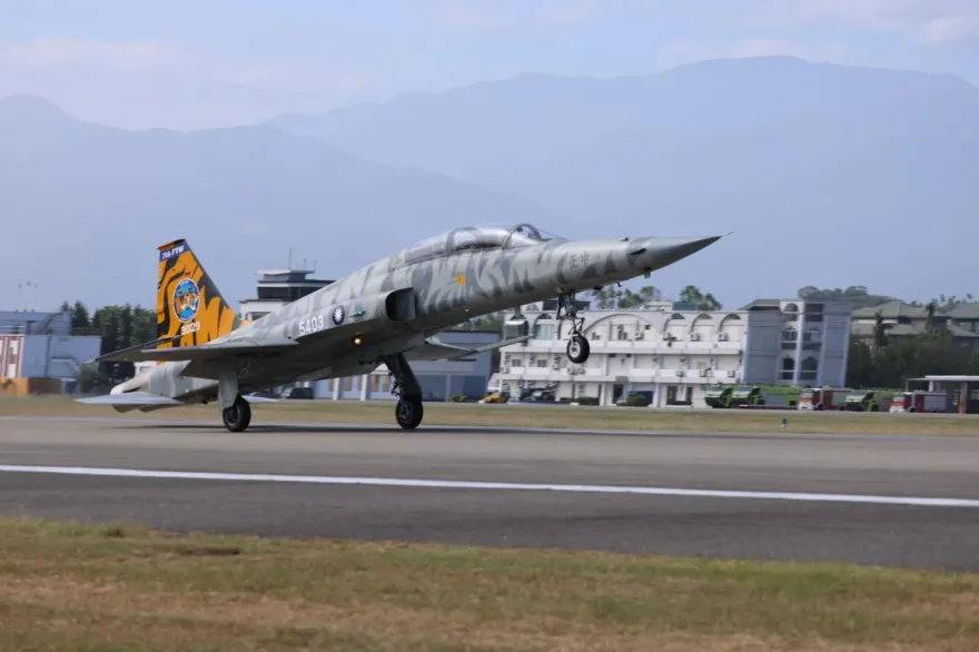 忠實服役四十餘年　F-5戰機最後夜航訓練完美謝幕