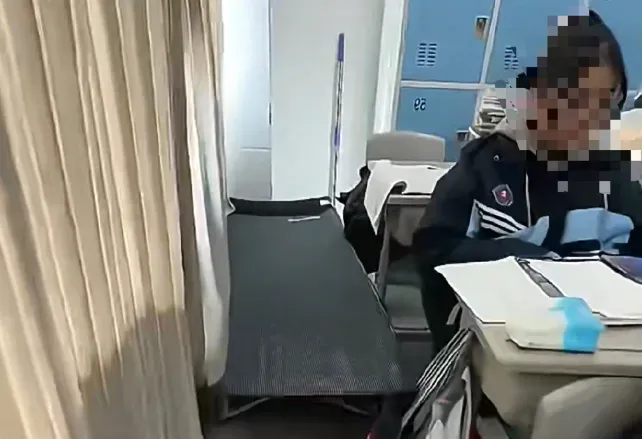 超囂張「差別待遇」！陸生數學月考考第一名　老師直接搬床讓他「邊睡邊上課」