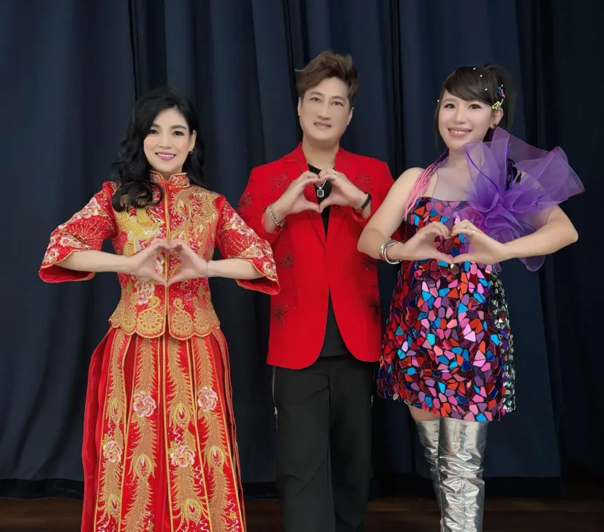 芒果歌王第二春？楊哲攜「美魔女」飛新加坡　親兒驚：爸爸怎麼結婚了？