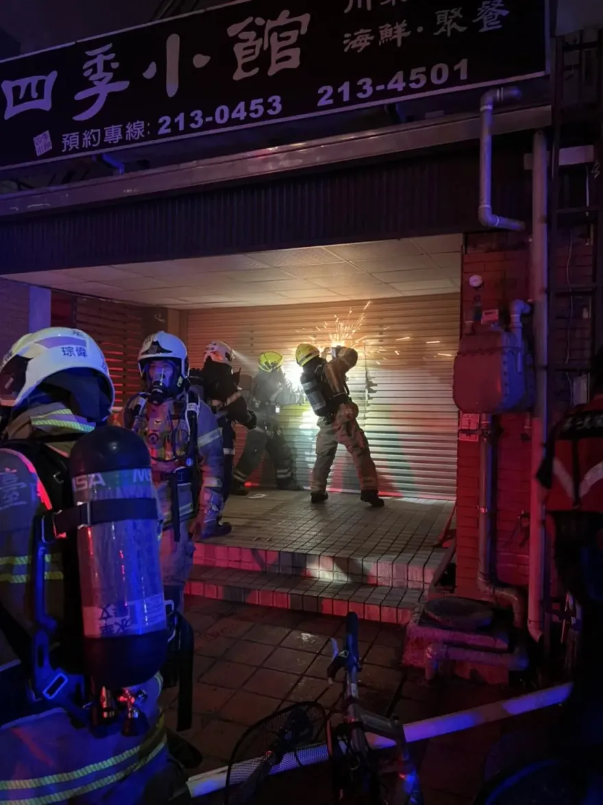 影/台南餐廳廚房清晨竄火舌！消防鋸鐵門衝火場灌救　幸無人傷