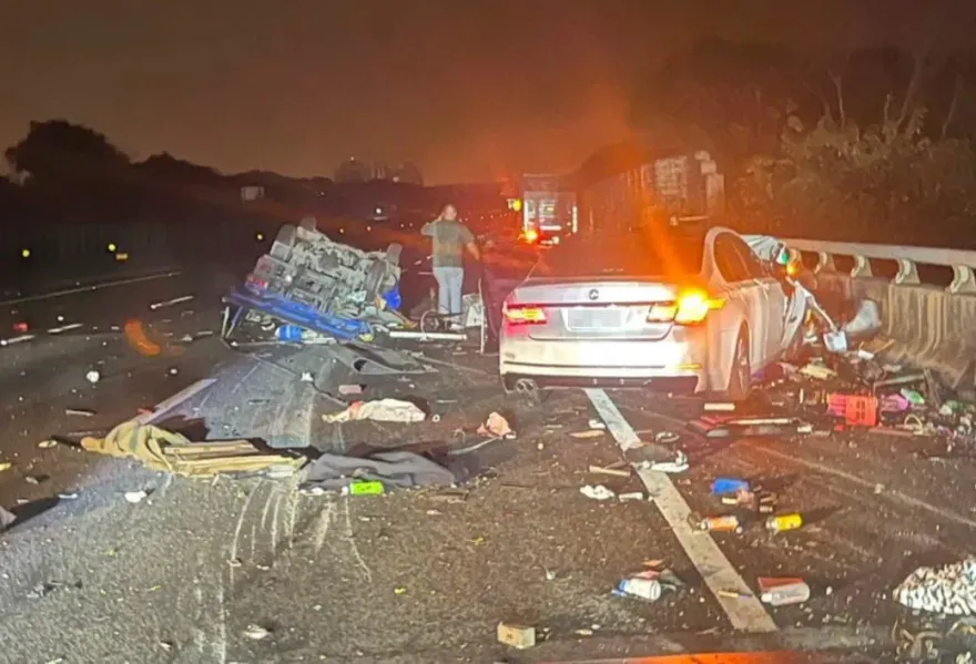 影/BMW分心追撞！國3香山段貨車衝護欄翻覆　駕駛「噴飛」亡