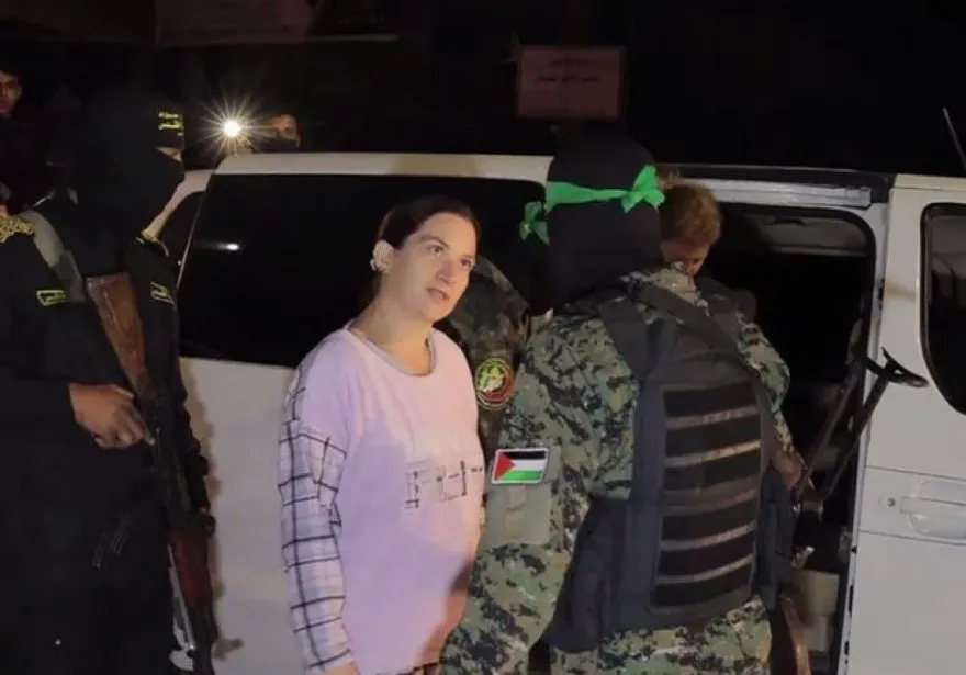 影/以巴開戰/以色列女人質狠瞪哈瑪斯士兵畫面瘋傳　網讚勇敢女英雄