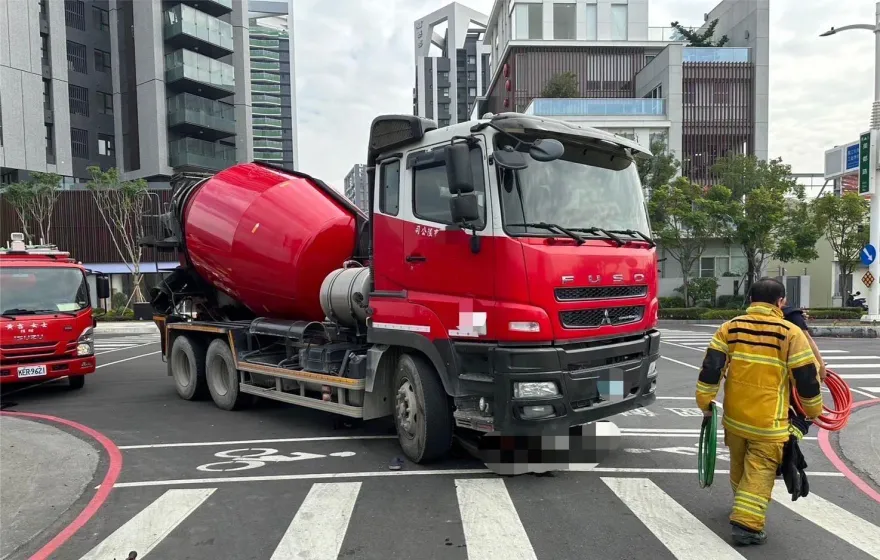 快訊/高雄驚悚車禍！7旬老翁遭水泥預拌車捲入輪下「肢體變形」 命危搶救中
