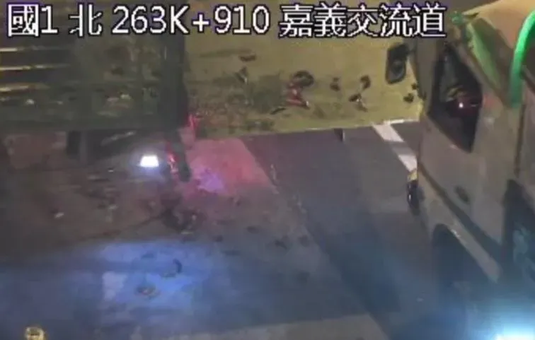 影/變「魚池」交流道？嘉義交流道貨車撞護欄　滿車活魚蹦滿高速公路