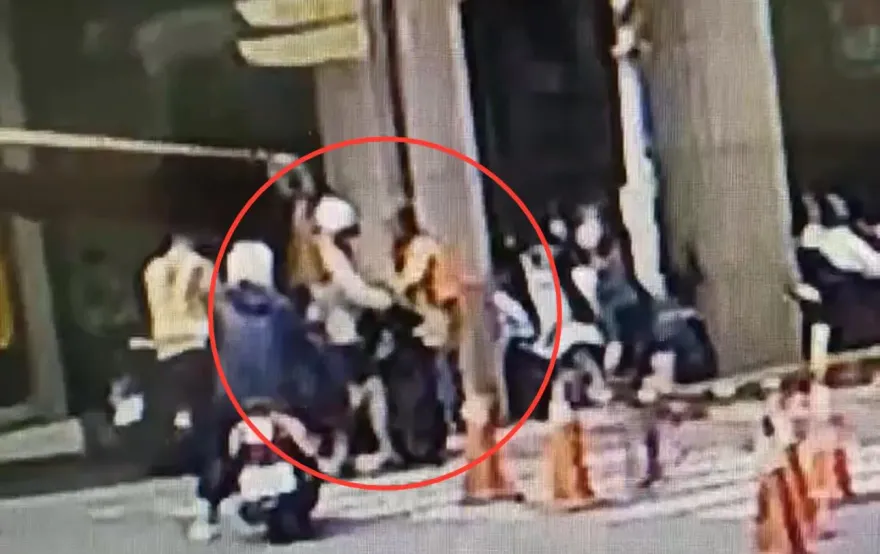 影/新店騎士不爽女義交「口氣差」　不顧肉身擋車衝撞傷人
