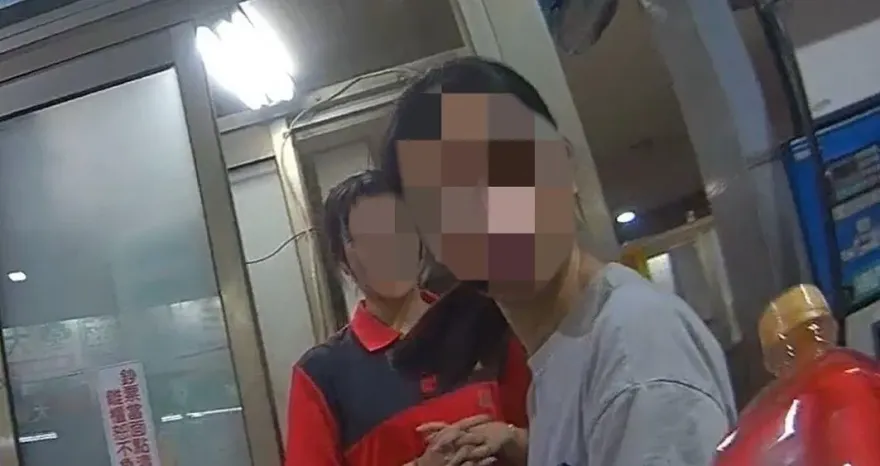 影/正能量滿點！台中正妹騎到沒油糗「顧路」　暖警相救：我載妳去加油站