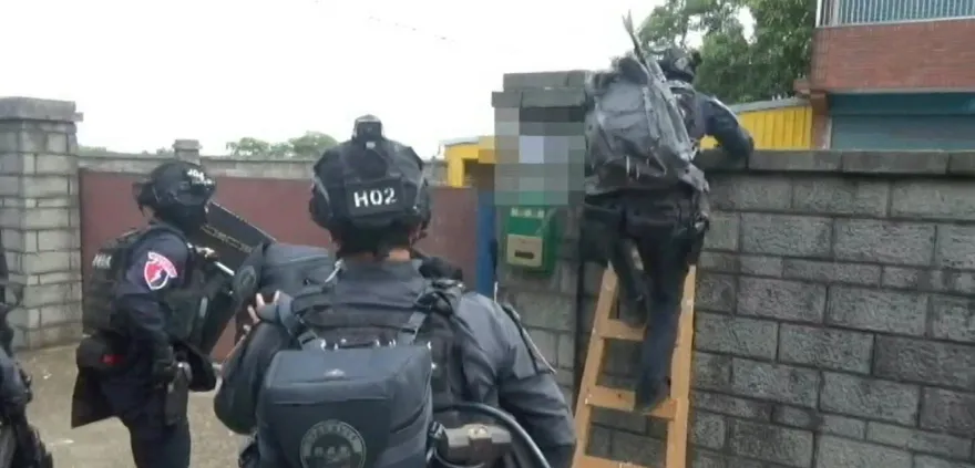 影/桃園楊梅藏喵喵製毒廠！200公斤價值破億　警忍臭、淚流攻堅
