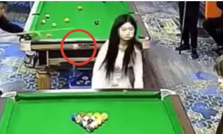 影/前後夾殺！「先是擊腰再來頭」撞球妹子遭飛球連K兩次 　網：同情她