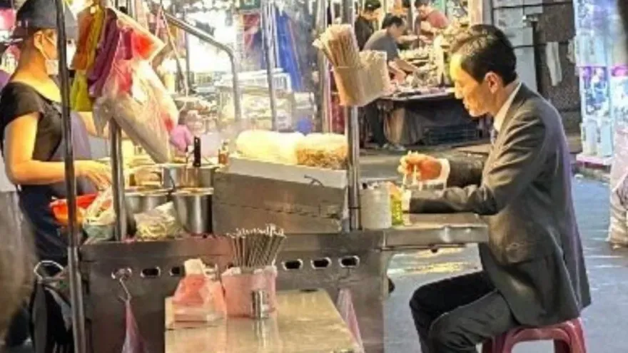 「五郎大叔」松重豐出沒饒河夜市！網狂敲碗：《孤獨的美食家》台灣篇