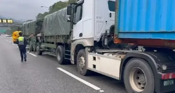 國3轎車鬼切下交流道！害2軍車急煞遭聯結車追撞