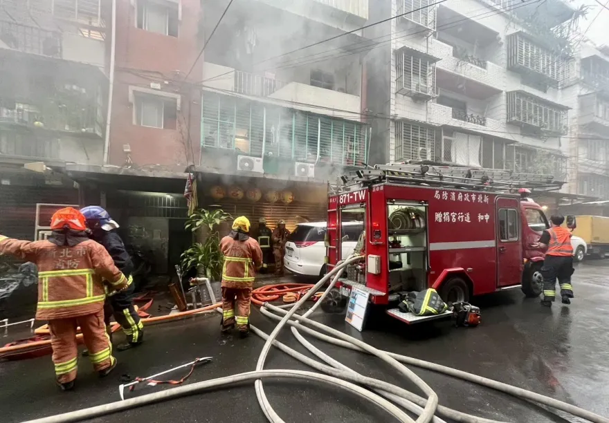 快訊/新北土城宮廟火警狂竄黑煙　警消疏散6住戶2人送醫