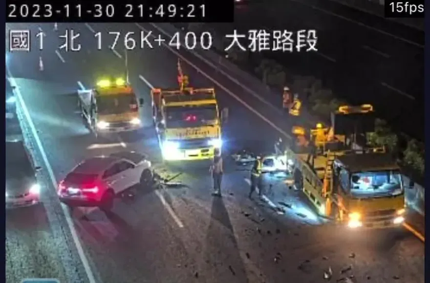 快訊/國1大雅段奧迪撞上緩撞車！車頭爆開碎片四散　一度全線封閉