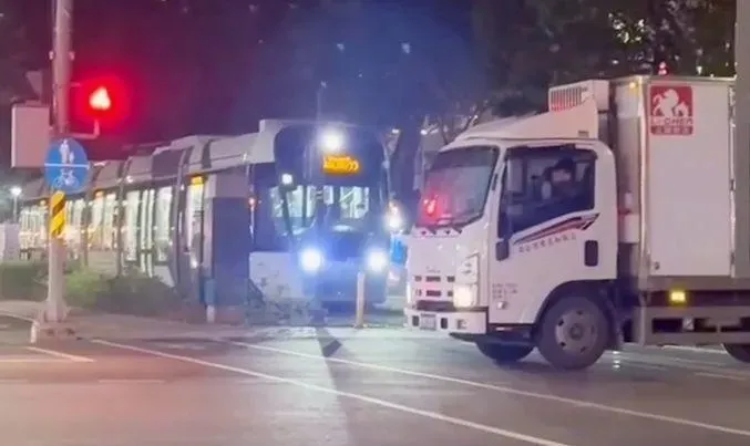 影/比誤闖更扯！高雄超狂貨車司機直接「停軌道中間擋列車」　按喇叭也不讓