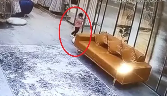 奪命全身鏡！父母丟包3歲童「家具行玩耍」　龐然大物下秒落下：命沒了