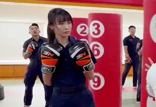 影/香汗淋漓片！「全國最美所長」粉拳連擊哼哼哈嘿　連揍人都飄溢仙氣