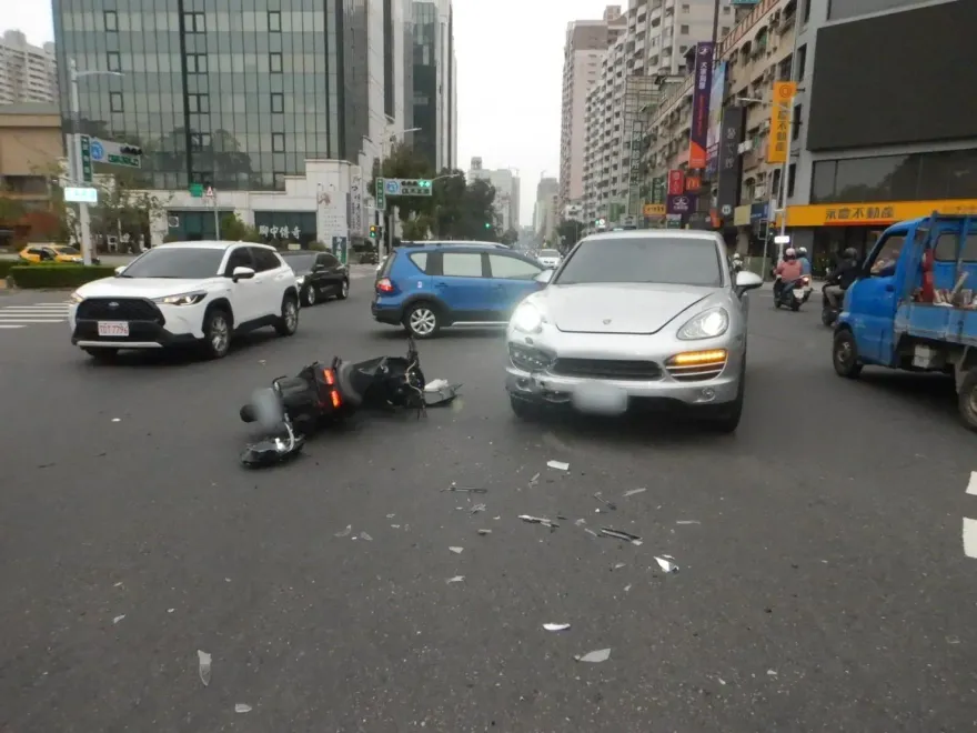 影/高雄少年無照騎車闖紅燈　撞369萬保時捷凱燕、摔到斷腿賠慘了