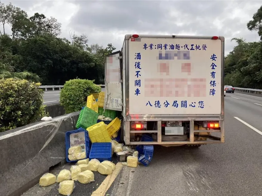快訊/國3芎林段貨車自撞！麵條散落一地　駕駛命危送醫搶救