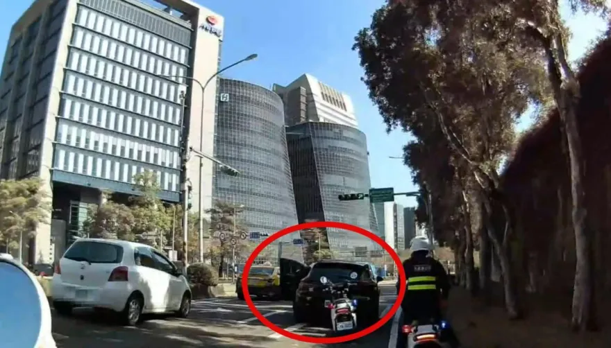 影/又是酒駕！北市男開車「停在車道」呼呼大睡　狡辯：以為酒精代謝了